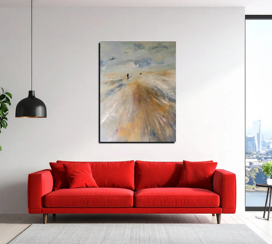Im Hochformat ist die Darstellung eines Strandes mit Himmel und wolken zu sehen, 3 dunkle Personen sind in der Perspektive zu sehen. Über einem roten Sofa an einer hellen Wand hängend.