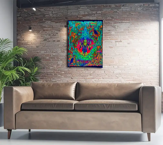Hochformat, ein Gnom in der Mitte, umgeben von Phantasiegestalten, neonfarben rot, grün, blau, violett, an Zielwand hängend mit beigem Sofa
