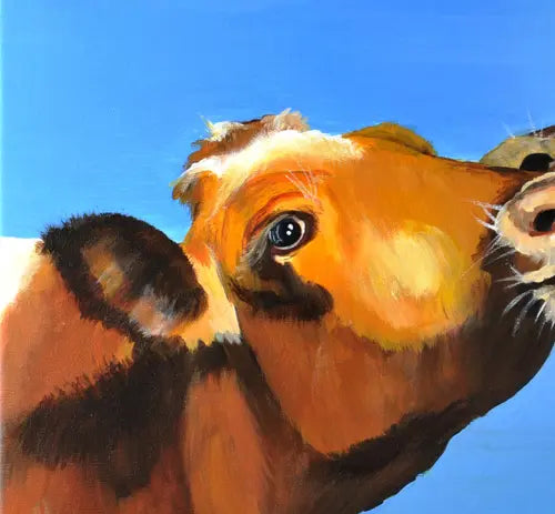 Detailaufnahme Der Kuss – Begegnung zweier Rinder, leuchtendes Blau im Hintergrund, Christel Keller | Kunst-Direkt.de