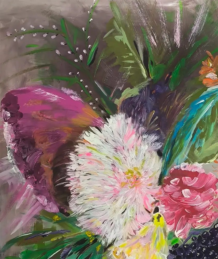 Detailaufnahme Kaffee Pause – Gestapelte Kaffeetassen in Gelb und Schwarz, filigrane Tischdeckenspitze, Maren Lüke-Amato | Kunst-Direkt.de
