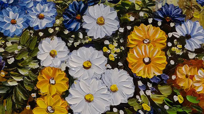 Ein Blumenstrauß mit Sommerblumen steht vor einer gelben Wand, Ölgemälde mit positiver Stimmung, Detailansicht mit weißen und gelben Blüten