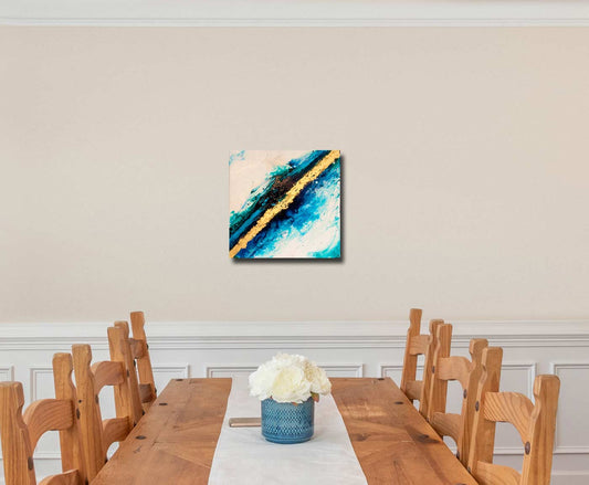 Goldener Fluss 2 - Abstrakte Kunst in Gold - Kunstdruck auf Leinwand, an wand hängend mit tisch