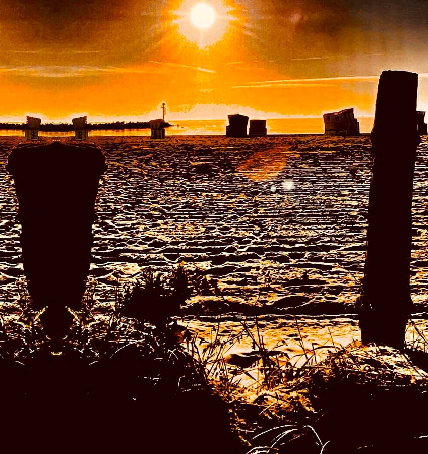 Die Fotomontage mit der Anmutung eines Ufos, 2 Sonnen am Strand, Detailansicht mit einer Sonne