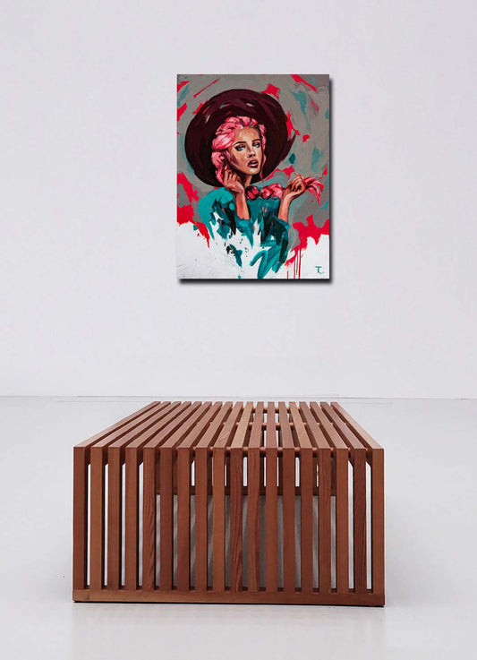 hochformat, Fineart Druck, portrait einer Frau mit hut und roten Haaren, an heller Wand hängend mit Sitzbank, 100 x 75 cm, aileen Clausager, Kunst-Direkt.de