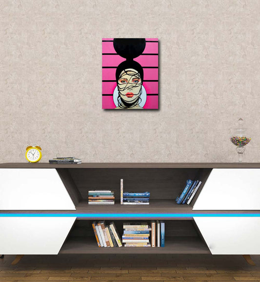 portrait einer Frau mit schwarzem hut vor violettem hintergrund, hochformat, tusche auf holz, an heller wand hängend, 40x50cm, Kunst-Direkt.de