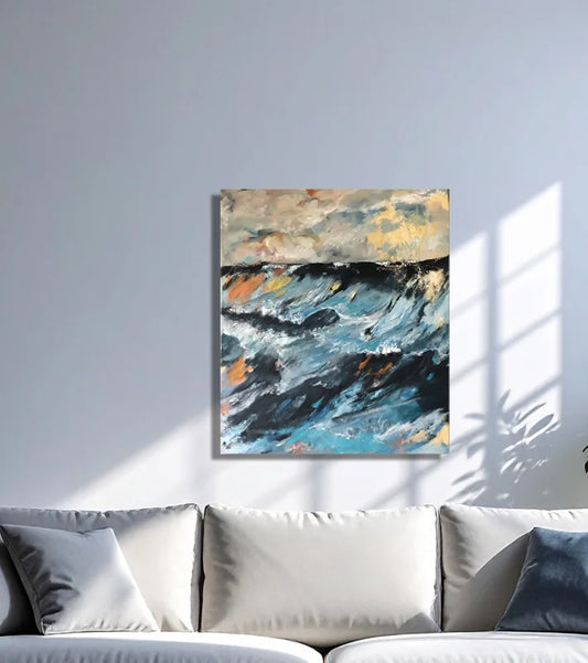 Große Wellenberge mit Wolken, dynamische  Bewegungen, an heller Wand hängend mit weißem Sofa