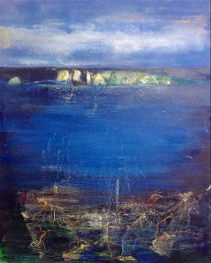 Eine Küstenlandschaft mit heller Steilküste am Horizont, Himmel mit Wolken