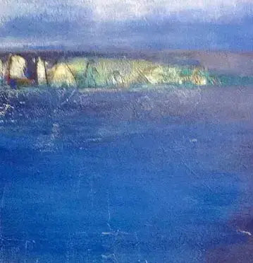Eine Küstenlandschaft mit heller Steilküste am Horizont, Himmel mit Wolken, Details der Steilküste am Horizont