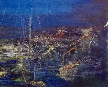 Eine Küstenlandschaft mit heller Steilküste am Horizont, Himmel mit Wolken, Detailansicht des Meeres mit Wellen