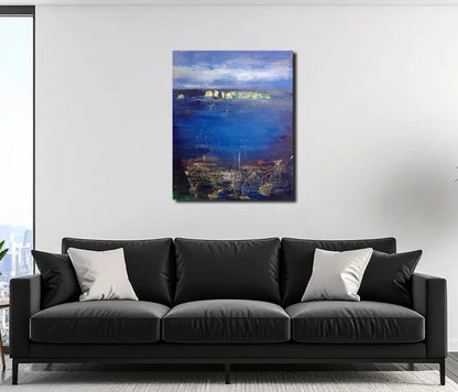 Eine Küstenlandschaft mit heller Steilküste am Horizont, Himmel mit Wolken, an heller Wand hängend mit dunklem Sofa