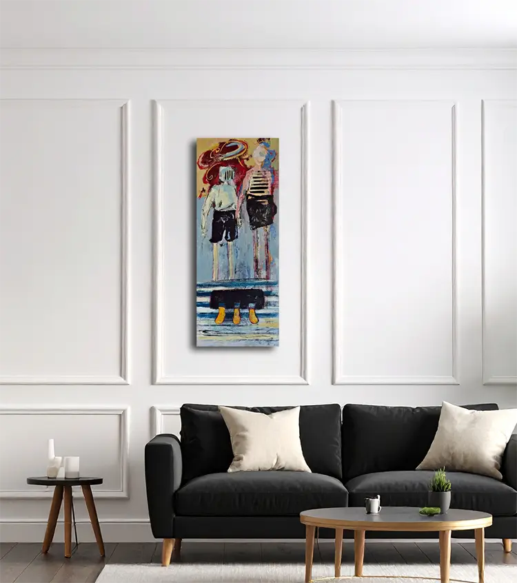 zwei abstrahierte Personen in bunter Strandkleidung im Hochformat an heller Wand hängend mit dunklem Sofa.