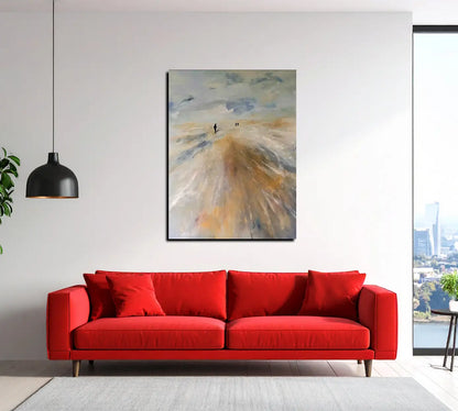 Im Hochformat ist die Darstellung eines Strandes mit Himmel und wolken zu sehen, 3 dunkle Personen sind in der Perspektive zu sehen. Über einem roten Sofa an einer hellen Wand hängend.
