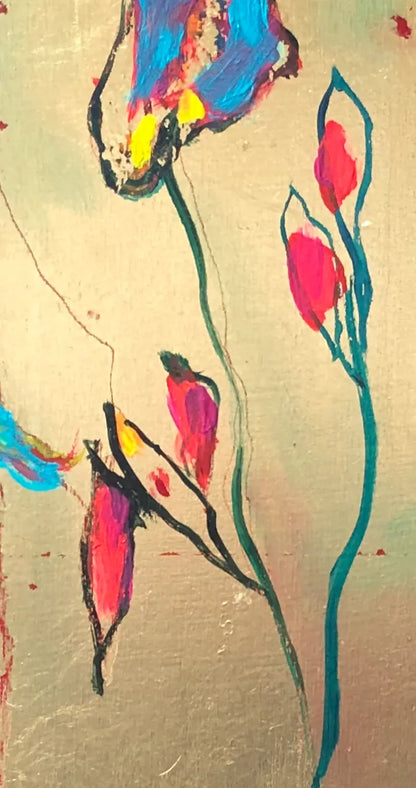 Ein goldfarbenes Gemälde im Hochformat mit einer Lilie die rote und blaue Blüten trägt. Details der Lilie mit Blüten.