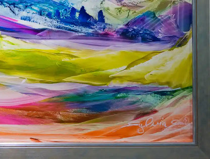 Abstraktes Gemälde mit farbigen Strukturen in violett, blau, rot und gelb , Detailansicht der Farbfelder mit Rahmen und Signatur der Künstlerin