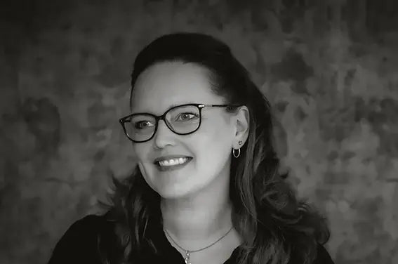 portrait Birte Zabel, schwarz weiß, nach links schauend