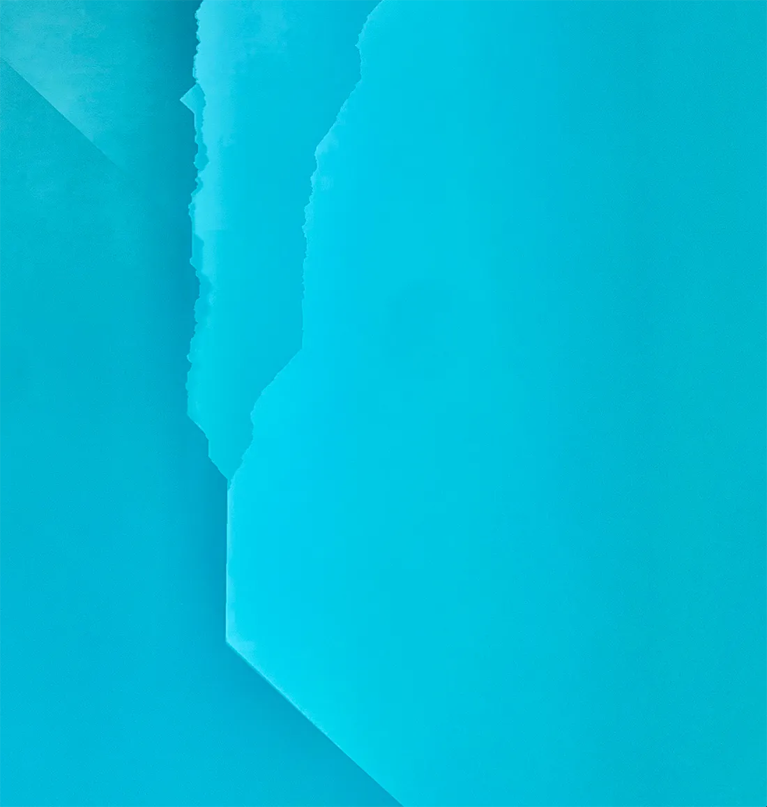 Abstraktes Foto das blaue und türkise Strukturen zeigt die durch Stoff fotografiert wurden, Detailansicht die an Gletscher erinnern. 