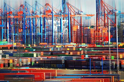 Containerterminal im Hamburger Hafen, Foto mit horizontalen und vertikalen Verwischungen, Container und Containerbrücken.