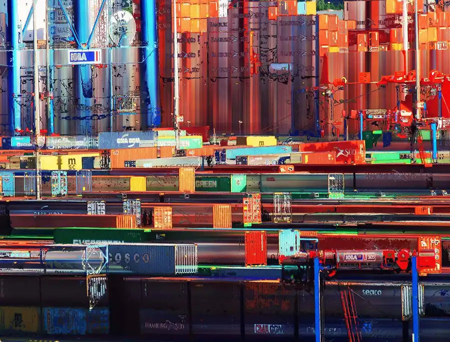 Detailansicht des digitalen Kunstwerkes, Farbstreifen kommen aus Containern, horizontale und vertikale Verwischungen.