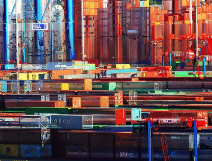 Detailansicht des digitalen Kunstwerkes, Farbstreifen kommen aus Containern, horizontale und vertikale Verwischungen.