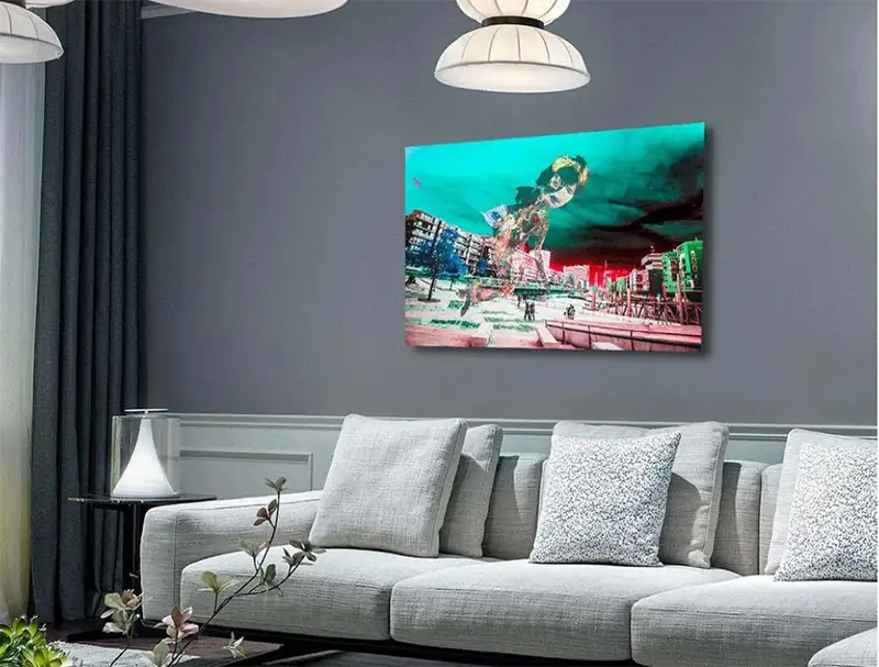 Eine Phantasiegestalt geht durch die Hamburger Hafencity, claudia Tejeda Kunst kaufen, Hamburg, an einer hellen Wand hängend, kunst-direkt.de