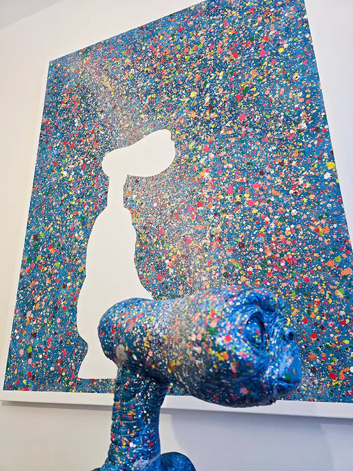 Skulptur E.T. steht vor Leinwand, weiße Fläche auf der Leinwand mit dem Umriss von E.T., detail  Skulptur, Mareike Prikling, Kunst-Direkt.de