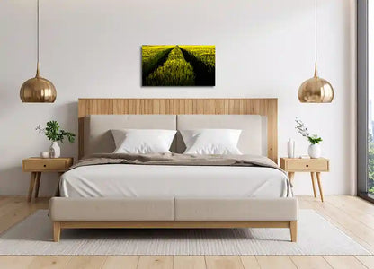 weite Sicht über eine Graslandschaft, farben gelb und grün, querformat, an heller wand über Bett hängend