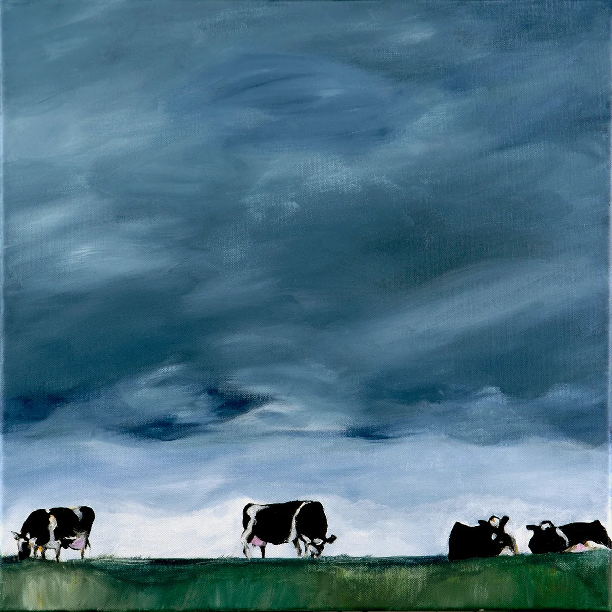 Kühe am Deich – Fineart Print von Christel Keller, 80x80 cm, vier Kühe vor dramatischem Wolkenhimmel, norddeutsche Landschaft | Kunst-Direkt.de
