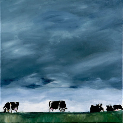 Kühe am Deich – Fineart Print von Christel Keller, 80x80 cm, vier Kühe vor dramatischem Wolkenhimmel, norddeutsche Landschaft | Kunst-Direkt.de
