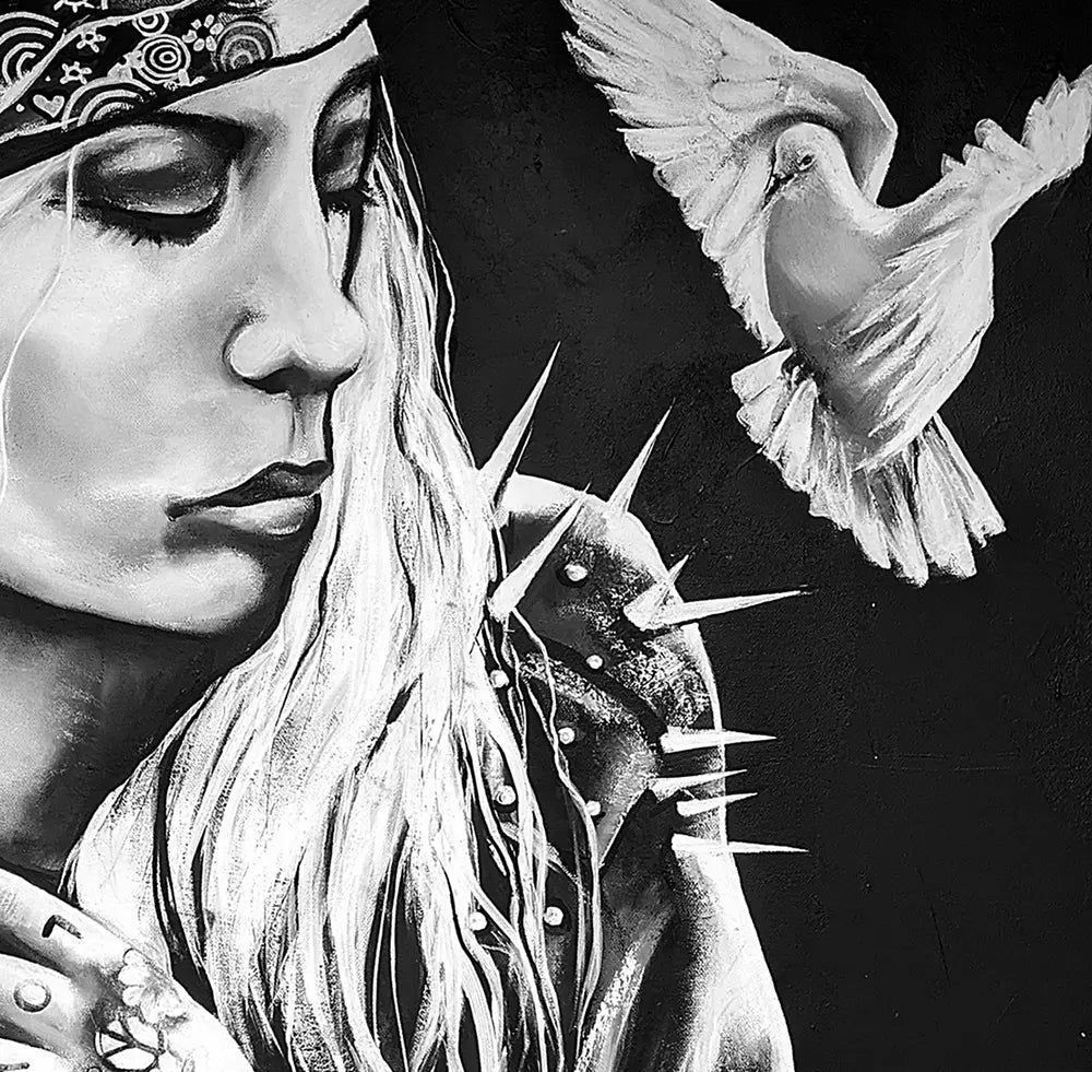 Detailaufnahme Langer Atem – Weiße Taube über der Schulter, filigran gemustertes Bandana, Stacheln, Ute Kleist | Kunst-Direkt.de

