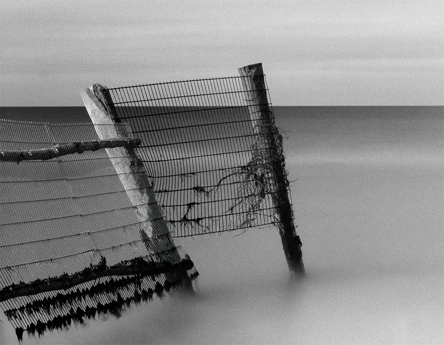 Pfähle stehen im Meer, Nebel, Langzeitbelichtung, horizong weit, s/w foto, querformat, detail Pfähle, 120 x 90 cm, Thomas Dalecki, Kunst-Direkt.de