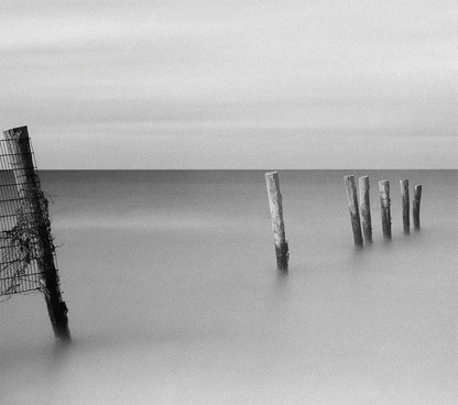 Pfähle stehen im Meer, Nebel, Langzeitbelichtung, horizong weit, s/w foto, querformat, detail pfähle horizont, 120 x 90 cm, Thomas Dalecki, Kunst-Direkt.de