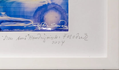 abstraktes Gemälde in Gelb, Blau, weiß in Passepartout mit weißem Rahmen, Detailansicht mit Titel des Bildes auf Passepartout.