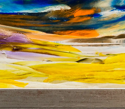 abstraktes Gemälde in Gelb, Blau, orange goldenem Rahmen, horizontale Streifen, Detailansicht mit goldenem Rahmen und farbigen Feldern.