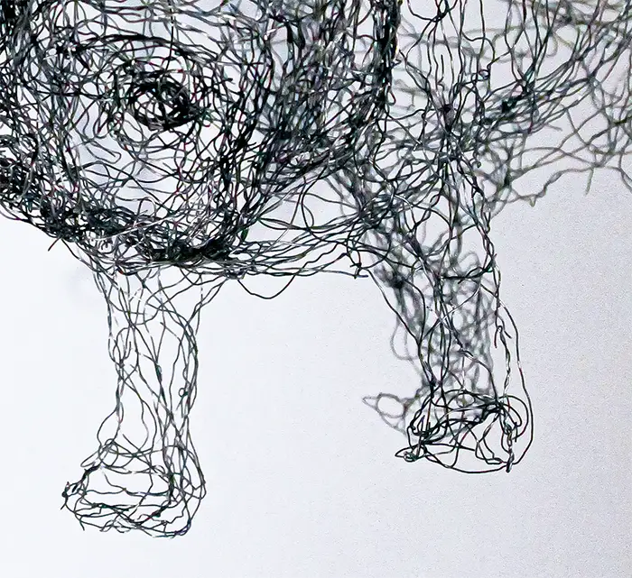 Ein Mops als Drahtskulptur Ausführung Fineart Print mit Schatten vor weißem Hintergrund, Detailansicht des Drahtes unten rechs