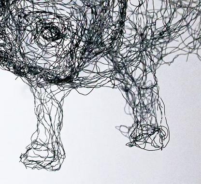Ein Mops als Drahtskulptur Ausführung Fineart Print mit Schatten vor weißem Hintergrund, Detailansicht des Drahtes unten rechs