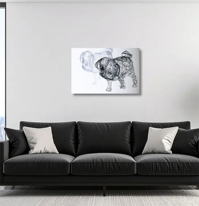 Ein Mops als Drahtskulptur mit Schatten vor weißem Hintergrund, an heller Wand hängend mit schwarzem Sofa