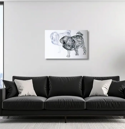 Ein Mops als Drahtskulptur mit Schatten vor weißem Hintergrund, an heller Wand hängend mit schwarzem Sofa