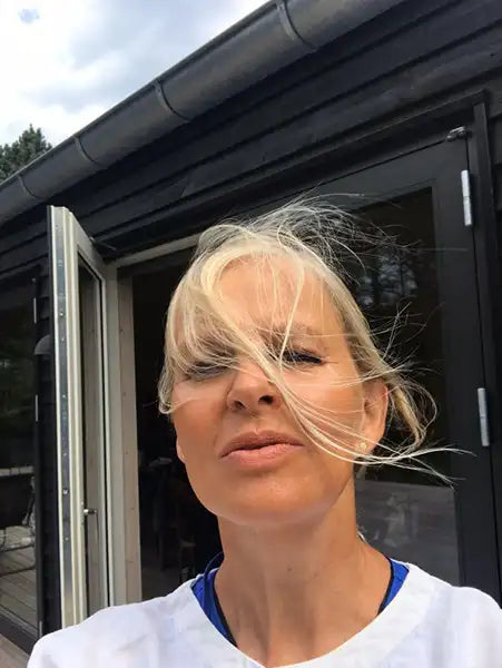 Portraitfoto der Künstlerin Marion Schmidtke, blonde Harre im Gesicht, Kunst-Direkt.de