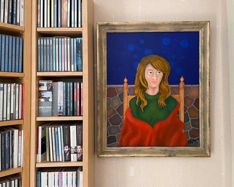 Person in roter Decke auf einem Suhl sitzend, Schicksal ist ein surrealistisches Ölgemälde von Jochen Meyer, 57 x 47 cm, Kunst-Direkt.de, hängend