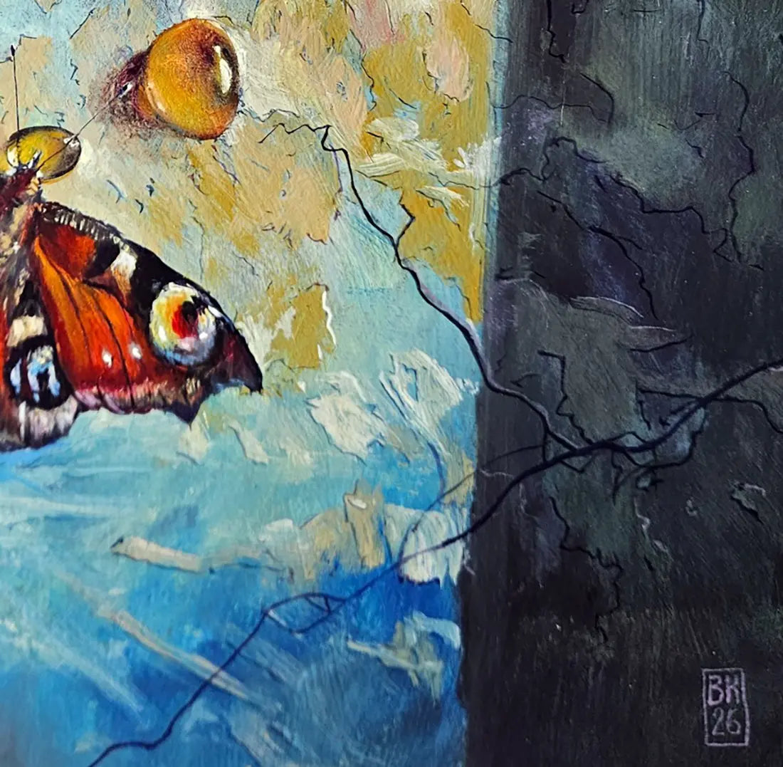 Detailaufnahme Schmetterling – Präzise Flügeltexturen und Augenflecken des Tagpfauenauges, plastischer Schatten auf Hellblau, Björn Kirste | Kunst-Direkt.de
