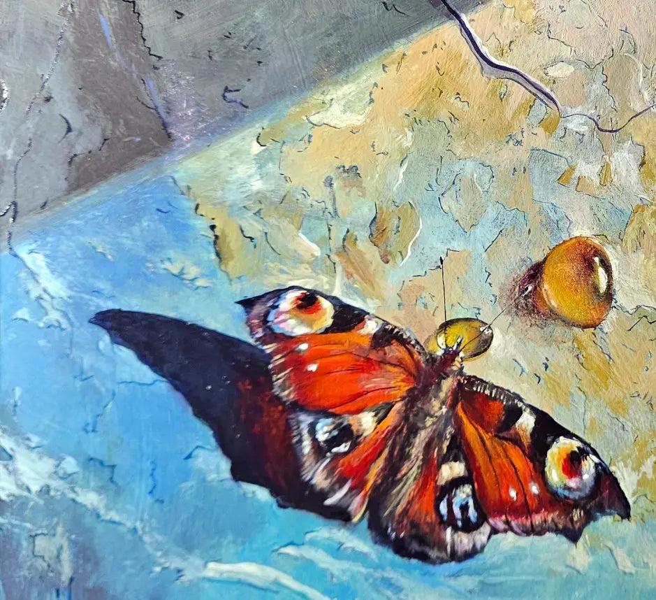 Detailaufnahme Schmetterling – Fotorealistische Wassertropfen wie flüssiger Bernstein, gold-beiger Untergrund, Björn Kirste | Kunst-Direkt.de

