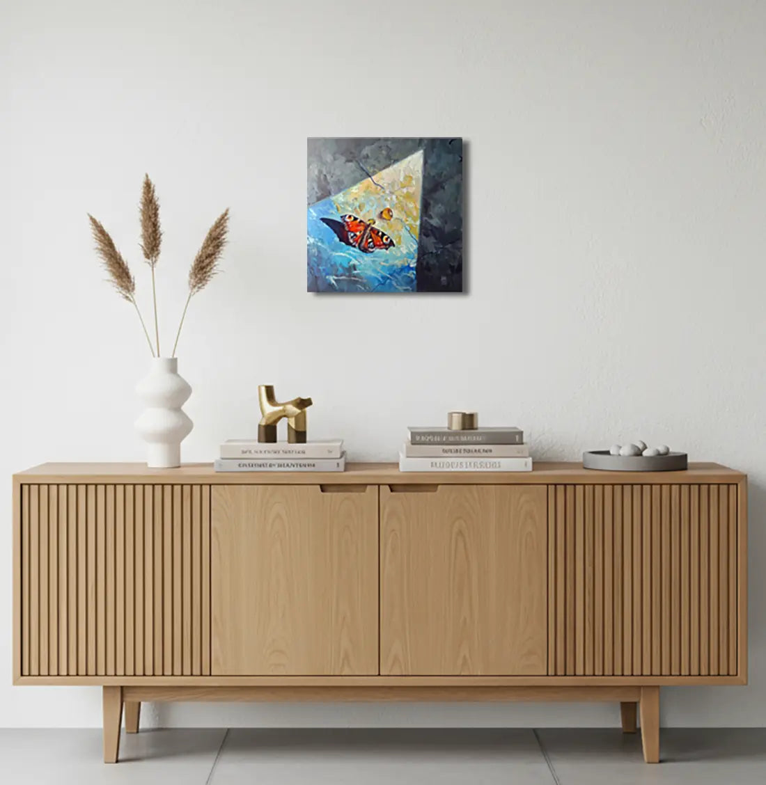 Schmetterling von Björn Kirste an der Wand – Original-Ölgemälde, 20x20 cm, Chiaroscuro-Realismus, signiertes Unikat | Kunst-Direkt.de
