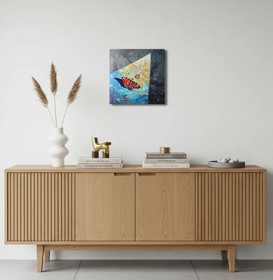 Schmetterling von Björn Kirste an der Wand – Original-Ölgemälde, 20x20 cm, Chiaroscuro-Realismus, signiertes Unikat | Kunst-Direkt.de
