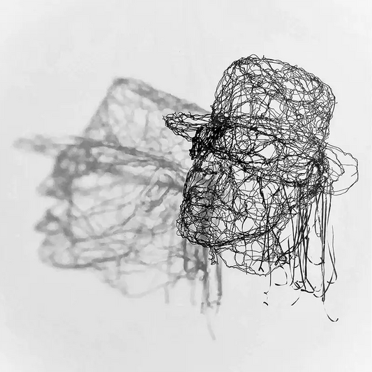 Das foto der Drahtskulptur von Udo Lindenberg als Fineartprint vor weißem Hintergrund