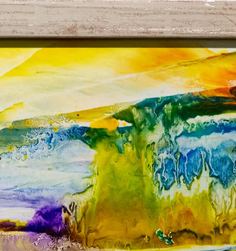 abstraktes Gemälde in Gelb, Blau, violett und grün, in goldenem Rahmen, horizontale Streifen, Details mit gelben und blauen Strukturen.