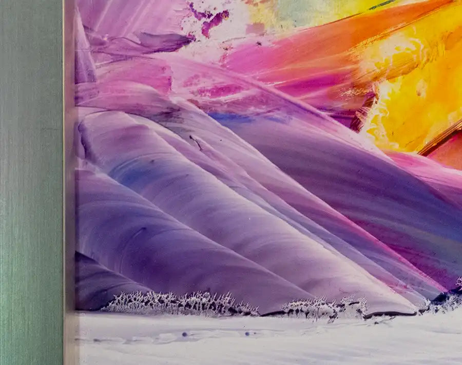 Abstraktes  Gemälde mit Winterstimmung, im goldenen Rahmen, Farben violett, blau und Gelb. Detailansicht farbiger  Strukturen in violett und Gelb.