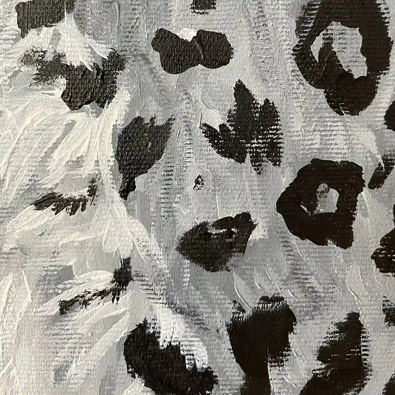 Acrylgemälde eines Leoparden vor rotem Hintergrund, Hochformat, farbig, Detail Fell mit Flecken 