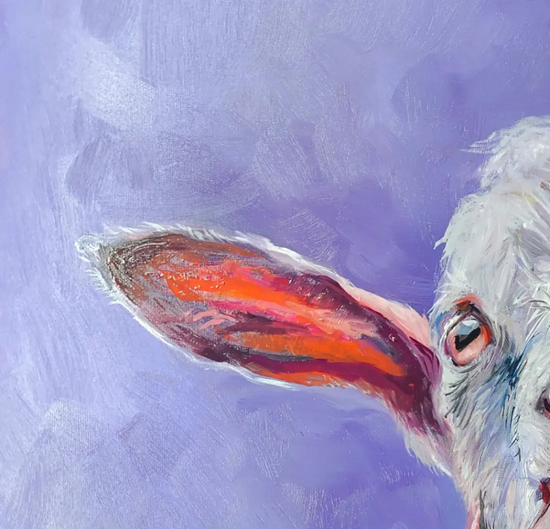 Detailaufnahme Ziege – Weißes Fell vor lebendig strukturiertem Violett-Flieder, kraftvoller Pinselstrich, Björn Kirste | Kunst-Direkt.de

