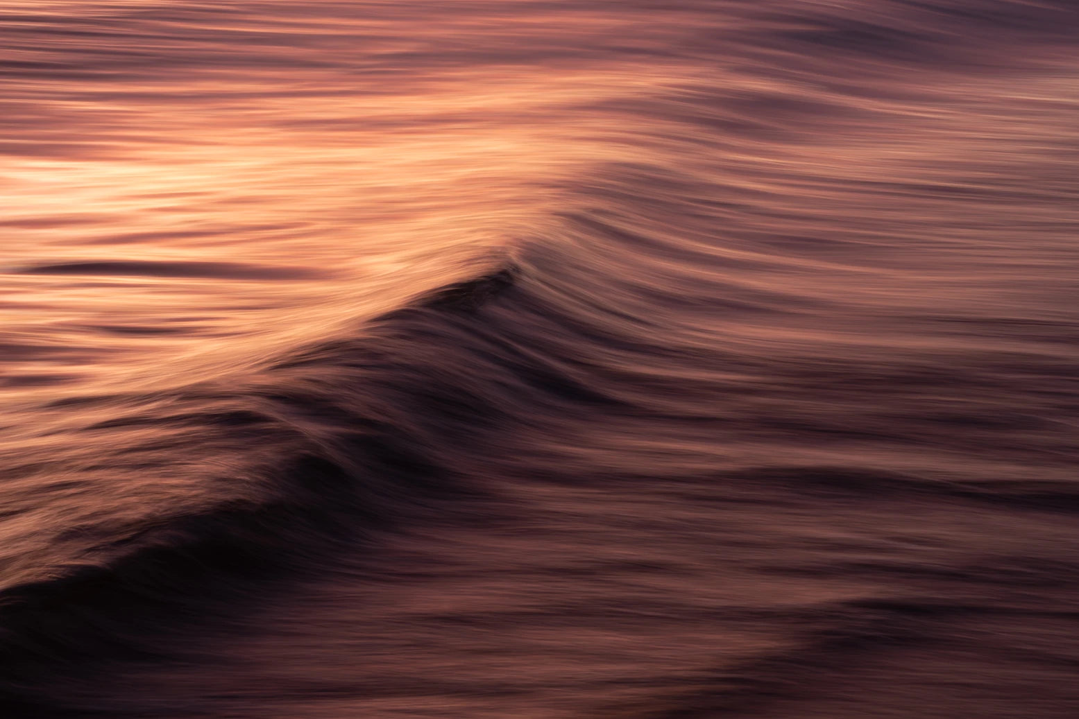 Abstrakte Fotokunst A minute after Sunset von Malte Lüdemann – Minimalistische Wellen-Langzeitbelichtung im warmen Abendlicht, 90x60 cm und 120 x 80 cm, Kunst-Direkt.de / Newart.gallery