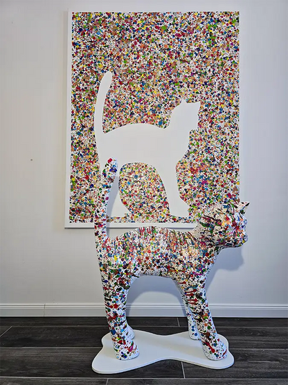 Eine bunte Katze steht vor einer bunten Leinwand mit den Umrissen  der Katze. 120 x 150 cm, Mareike Prikling, Kunst-Direkt.de